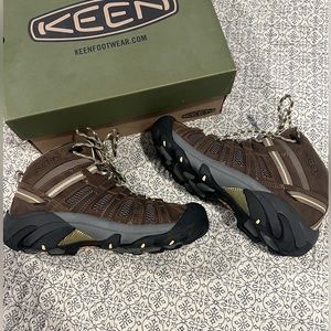 NWOT Keen womens voyageur mid